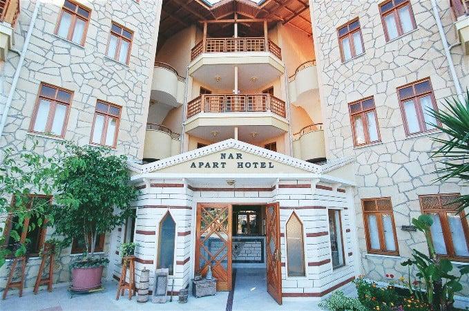 Eingang des Nar Apart Hotel